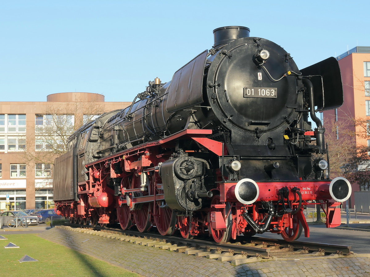 Nahe des Hauptbahnhofes Braunschweig steht 01 1063 auf ihrem Sockel. Aufnahme vom 21. Januar 2017. 