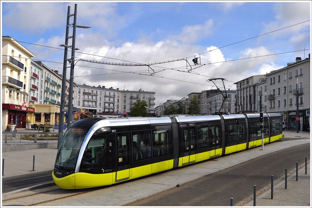 Nahe des Stadtzentrums von Brest verkehrt die Strassenbahn in einer sonst verkehrsfreien Zone. (18.09.2013)