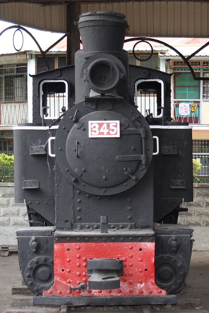 Nahe der Ershui Station ist die TSC SL345 unter einem Flugdach als Schaustück aufgestellt. Bild vom 02.Juni 2014.