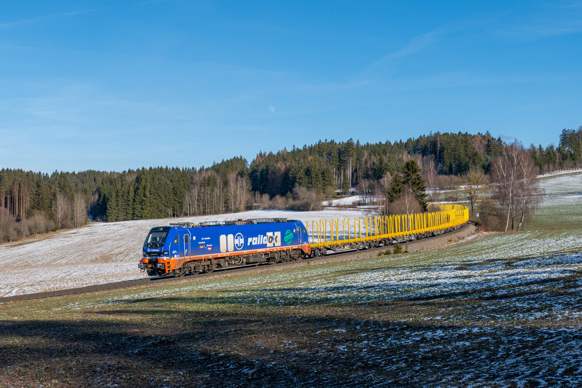 Nahe Heinersdorf rollte Raildox 159 233 am 12.02.2022 talwärts. Am Haken hatte sie einen leeren Holzzug ab Blankenstein nach Saalfeld.