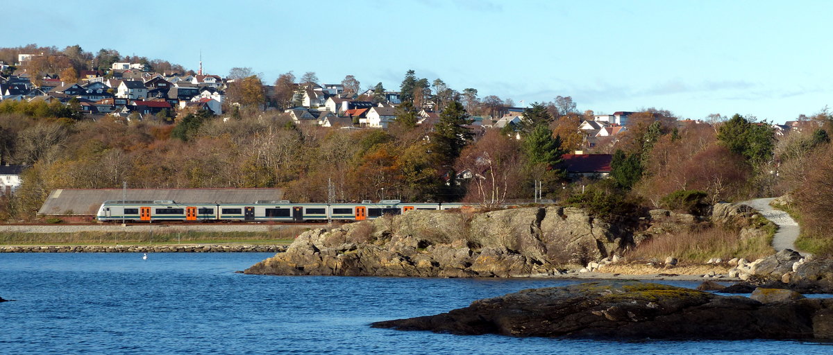 Nahe Jåttåvågen rauscht der Zug der Reihe 72 am 29.10.2018 vorbei.