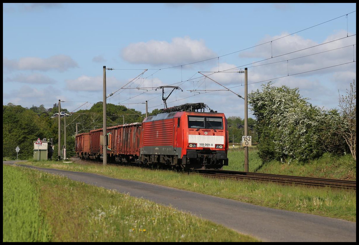 Nahe Laggenbeck ist hier am 5.5.2020 um 9.54 Uhr die DB 189069-8 mit einem kurzen Güterzug in Richtung Osnabrück unterwegs.