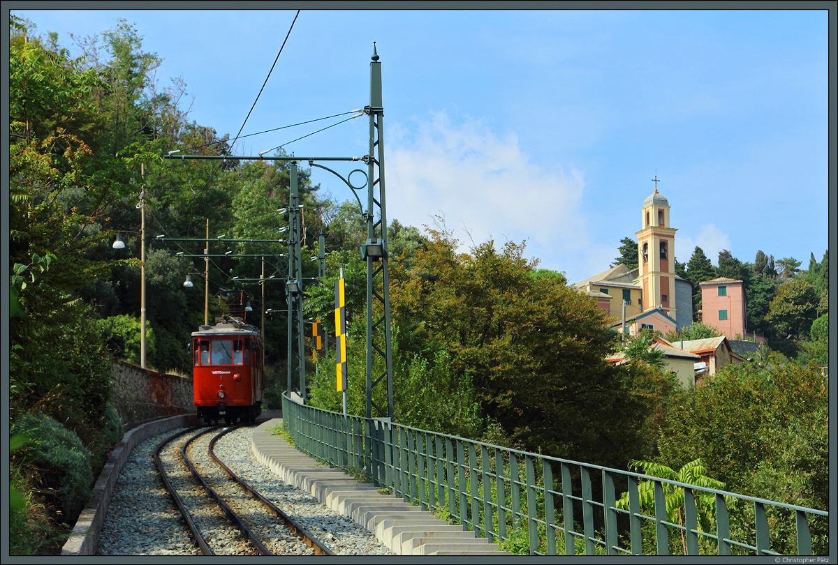 Nahe der Station Salita Granarolo wirkt die Zahnradbahn Principe - Granarolo sehr ländlich. Die rechts zu sehenden Stufen verdeutlichen, welche Steigung die kleine Bahn auf ihrer Fahrt zu überwinden hat. Am 22.09.2018 fährt der Triebwagen 1 gerade von der Bergstation Granarolo, die sich direkt unterhalb der rechts zu sehenden Kirche Santa Maria di Granarolo befindet, wieder ins Tal.