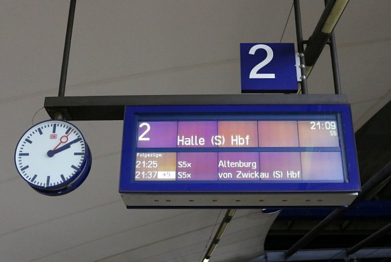 Nahezu alle Zugzielanzeiger im Bahnhof Leipzig/Halle Flughafen sind wohl leider nicht mit der aktuellen Uhrzeit abgestimmt, so wie dieser. (Aufgrund des erneuten Zuschnitts leider etwas klein geraten.) [31.10.2017 | 14:10 Uhr]