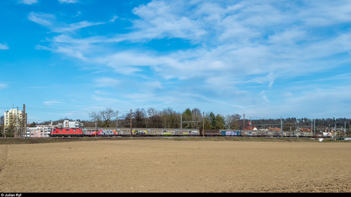 Nahgüterzug mit Re 4/4 II am 23. Februar 2017 bei Bassersdorf.