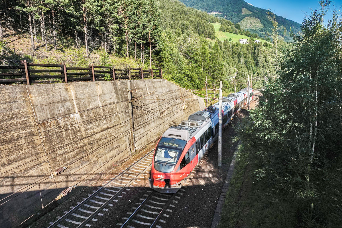 Nahschuss von 2024 115-0 nahe der Haltestelle Oberfalkenstein.
Unterwegs war die Garnitur als R 4939 (Mallnitz-Obervellach - Spittal-Millstättersee).
Aufgenommen am 7.8.2017.