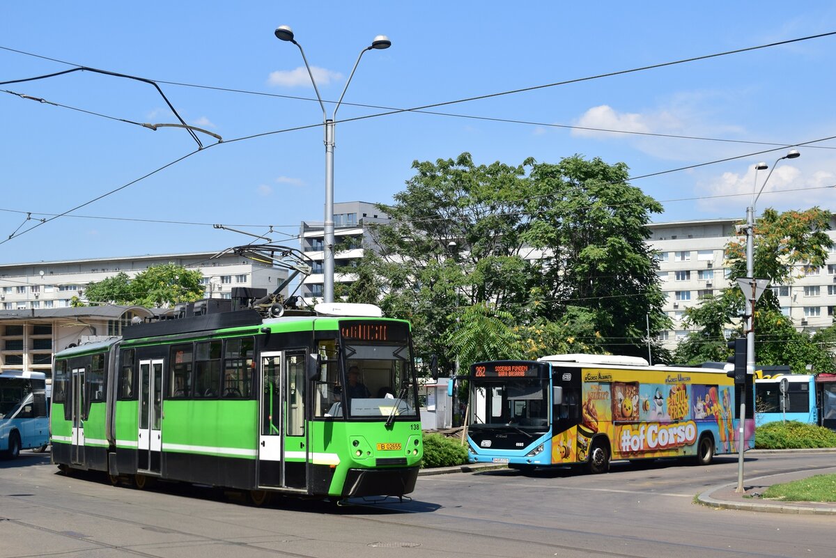 Nahverkehr am Gara Basarab. Durch Bauarbeiten auf der Linie 44 entlang des Bulevardul Dinicu Golescu wurde die Wendeschleife am Gara Basarab wieder befahren. Hier f�hrt Wagen 138 durch die Wendeschleife und f�hrt in K�rze wieder zur�ck nach Cartier Giulesti.

Bukarest 03.08.2026
