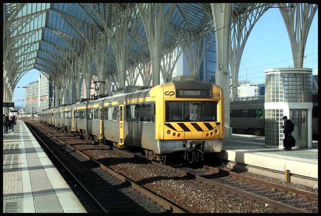 Nahverkehrs Triebwagen CP 2256 wartet hier am 20.3.2018 im Bahnhof Lissabon Oriente auf die Abfahrt.