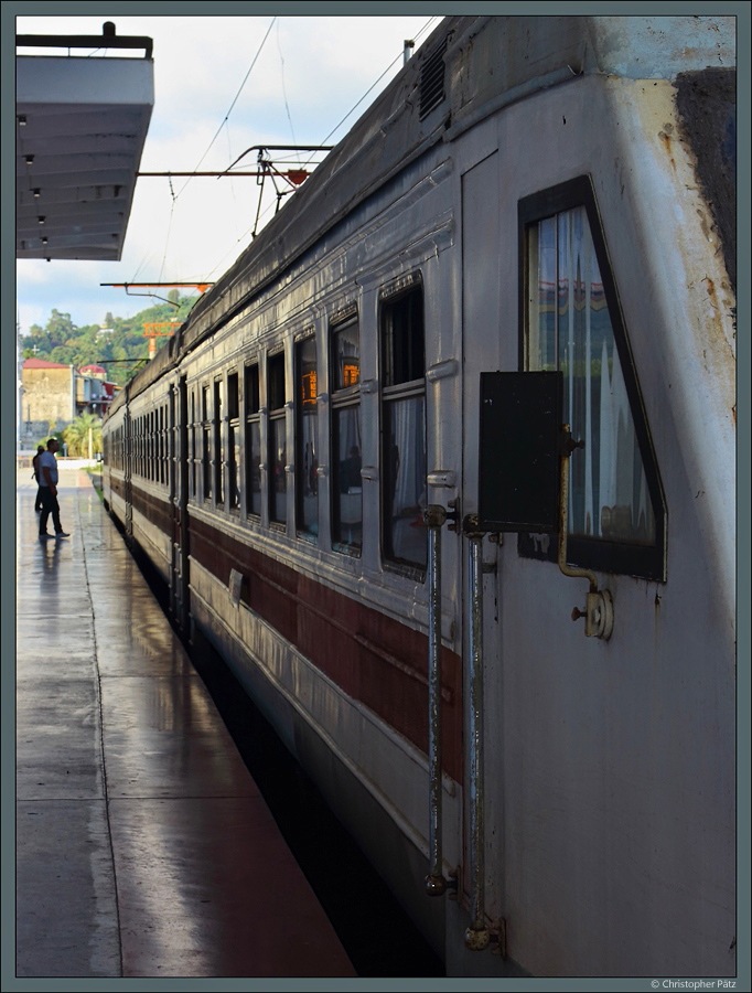 Nahverkehrstriebwagen ეს-006 im Bahnhof Batumi Central. (12.09.2019)