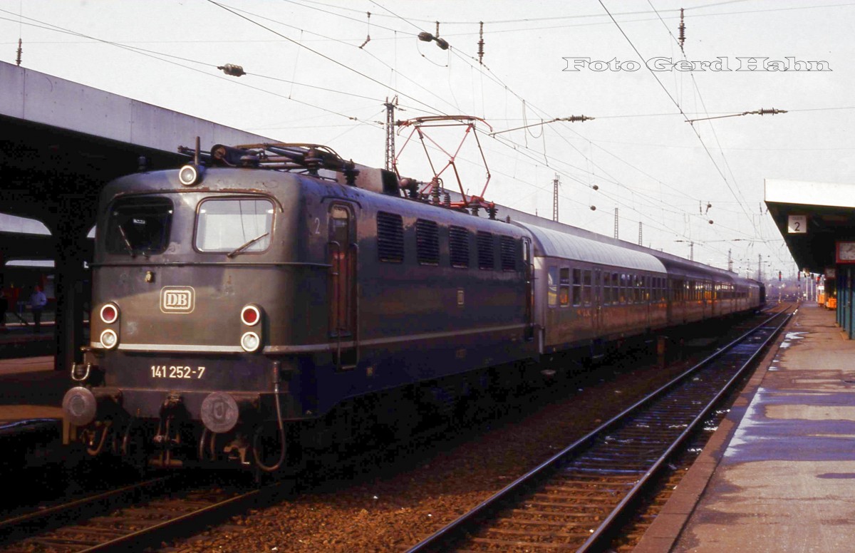 Nahverkehrszug 5569 nach Soest am 1.3.1988 um 14.13 Uhr im Bahnhof Hamm.
Zuglok ist die grüne 141252,die eine stilreine Silberling Garnitur am Haken hat.