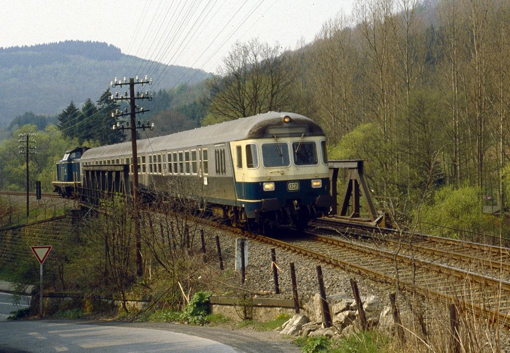 Nahverkehrszug bei Hagen-Ambroch mit 212 301 am 30.04.1986