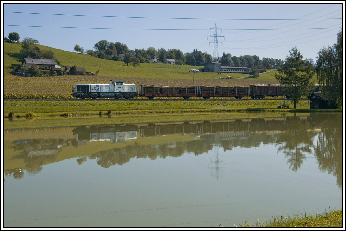 Naja, es lag am Weg, daher noch ein Versuch bei den Teichen in Kresbach. GKB VG 71382 von Wies auf dem Weg nach Graz am 10.9.2018. Diesmal stand die Sonne genau gleisachsig, aber meiner Meinung nach trotzdem wieder irgendwie stimmungsvoll.