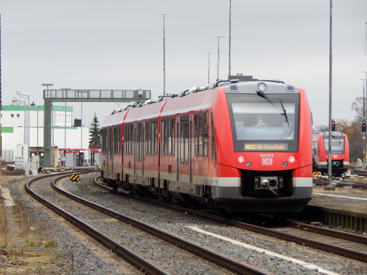 Nana ist da der Lokführer etwa mit dem Smartphne beschäftigt...?!
620 019 kam als RE22 nach Köln Messe/Deutz in Euskirchen einfahren.

Euskirchen 23.01.2016