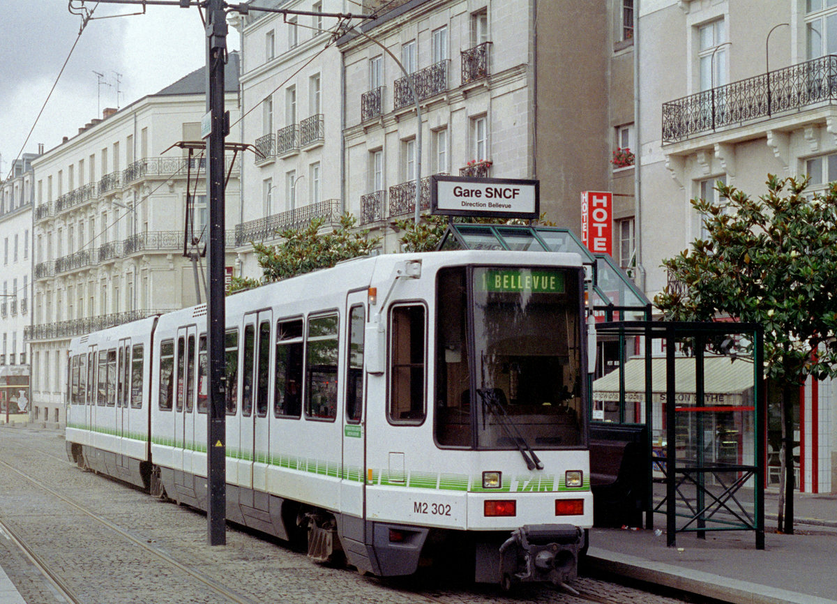 Nantes SEMITAN Ligne de tramway / SL 1 (Alsthom TFS / Tw M2 302) Hst. Gare SNCF / Hauptbahnhof im Juli 1992. - Scan eines Farbnegativs. Film: Kodak Gold 200-3. Kamera: Minolta XG-1.