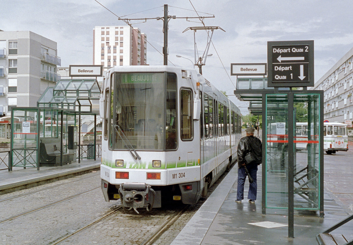 Nantes SEMITAN Ligne de tramway / SL 1 (Alsthom TFS / Tw M1 304) Hst. Bellevue (Terminus / Endst.) im Juli 1992. - Scan eines Farbnegativs. Film: Kodak Gold 200-3. Kamera: Minolta XG-1.