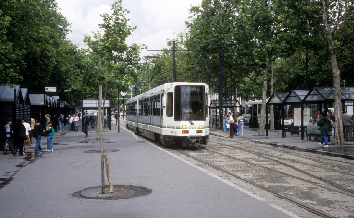 Nantes SEMITAN SL 1 (GTw M2 325) Cours Franklin Roosevelt / Place du Commerce im Juli 1992.