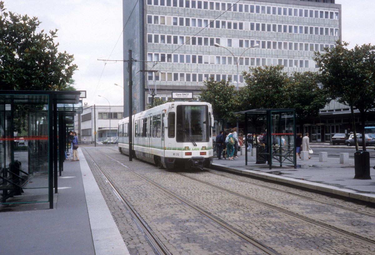 Nantes SEMITAN SL 1 (M1 312) Gare SNCF im Juli 1992.