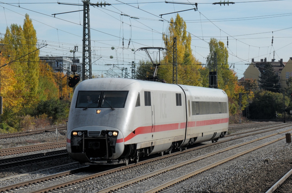 Nanu, wo ist denn der Zugteil nach Hamburg? 401 067 & Mittelwagen 802 840 am 19.10.13 am Heimeranplatz zu Mnchen