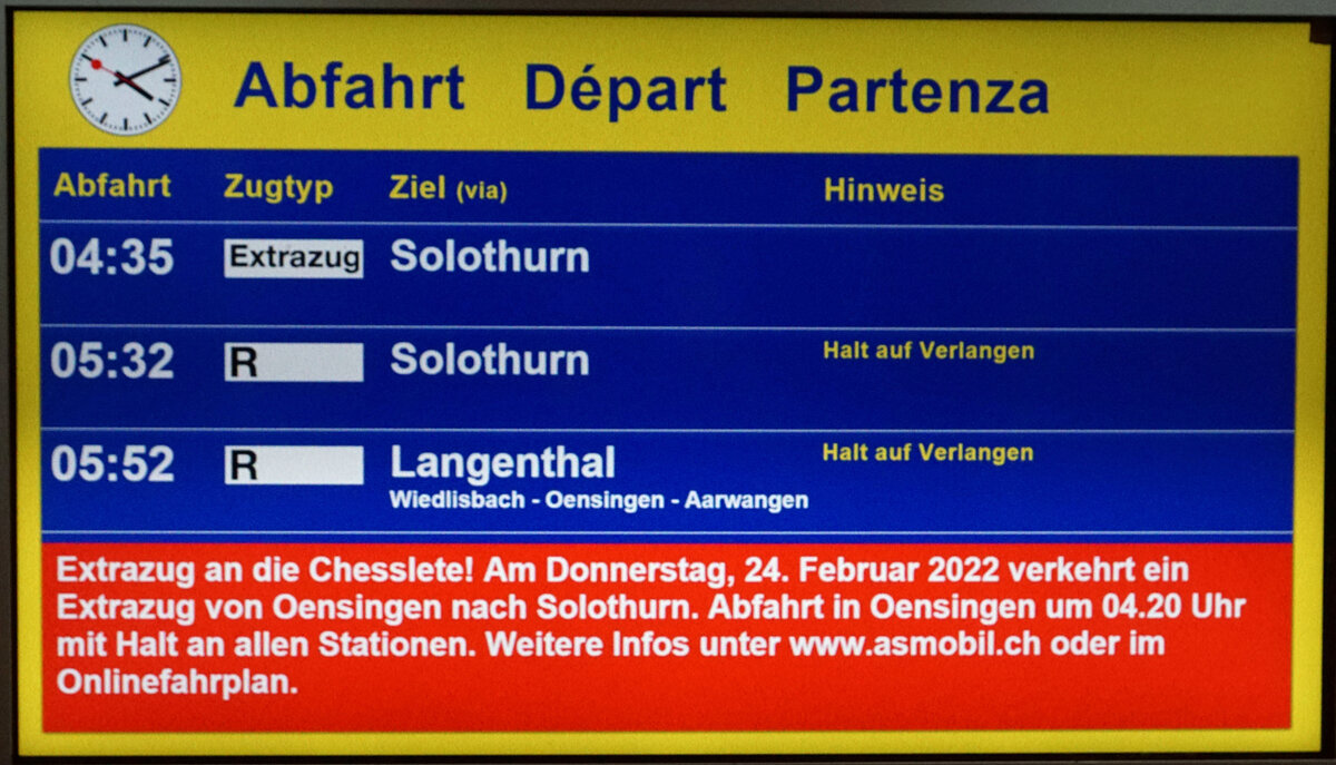 Narrenzug der ASm.
Trotz Corona-Virus hat der Fasnachts-Virus überlebt.
In Solothurn „HONOLULU“ ist die Fasnacht  zurück.
Auch der Extrazug an die Chesslete vom Bipperlisi brachte mit dem Be 4/8 112 „VENUS“, (nicht Venus vo Bümpliz sondern Venus vor ASm), am frühen Morgen die Chessler aus der Umgebung in die Stadt Solothurn wie in alten Zeiten vor Corona.
Impressionen vom Schmudo 2022.
Foto: Walter Ruetsch
