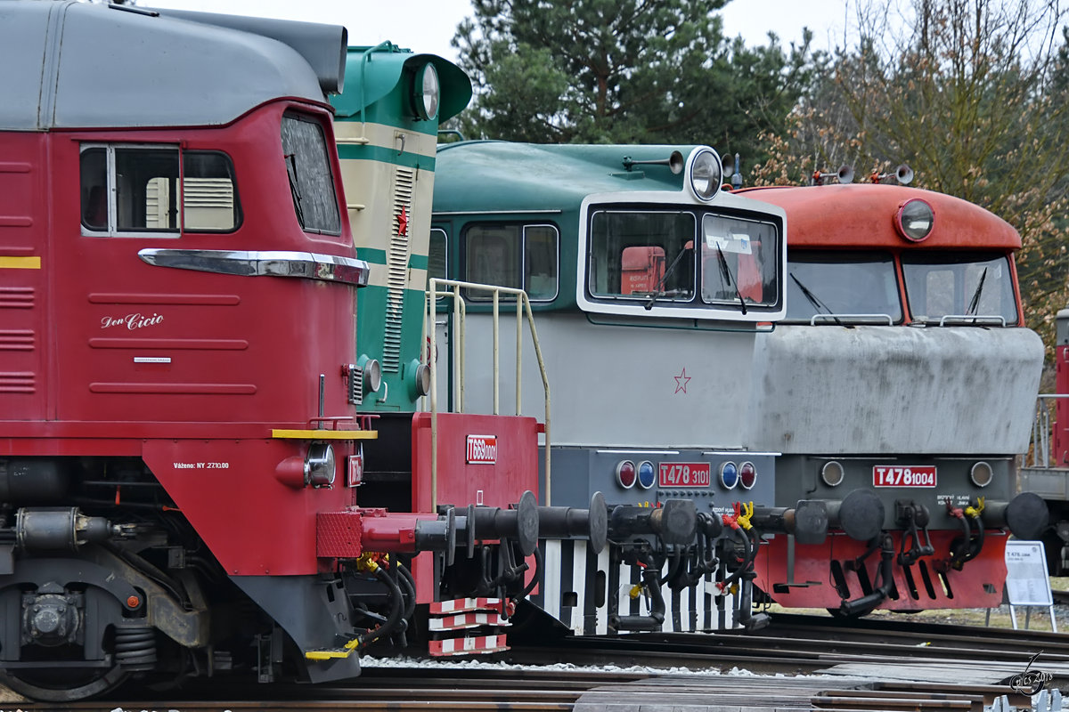 Nasenparade der alten Diesellok´s T678 1600, T669 0001, T478 3103 und T478 1004 im Eisenbahnmuseum Lužná u Rakovníka. (April 2018)