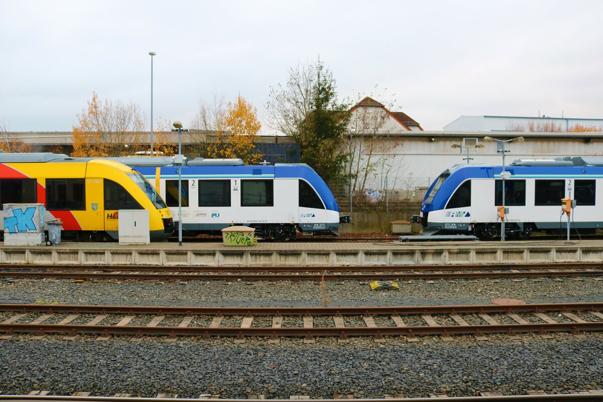Nasenvergleich zwischen HLB/TSB Alstom Lint41 und Start iLint in Usingen Bhf am 01.12.22