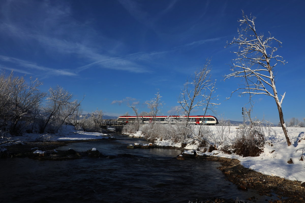 Nasse Füße zu holen kann bei Minus graden recht Interessant sein, aber was tut man nicht alles für ein Foto :-))) 

Am Vormittag des 10.12.2017  donnert ein GTW 2/8 über die Stahlbrücke bei Groß Sankt  Florian.  