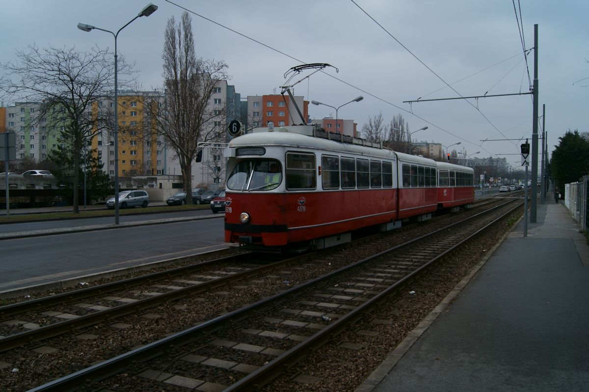 Nasskalt und grau war das Wetter am 27.3.2018 in Wien und passte zum Anlass. Mit E1 4519 und c4 1309 war nur mehr ein E1-c4-Zug auf der Wiener Linie 6 zwischen der Burggasse und Kaiserebersdorf unterwegs. In Kürze erreicht der Zug die Endhaltestelle Zinnergasse. 