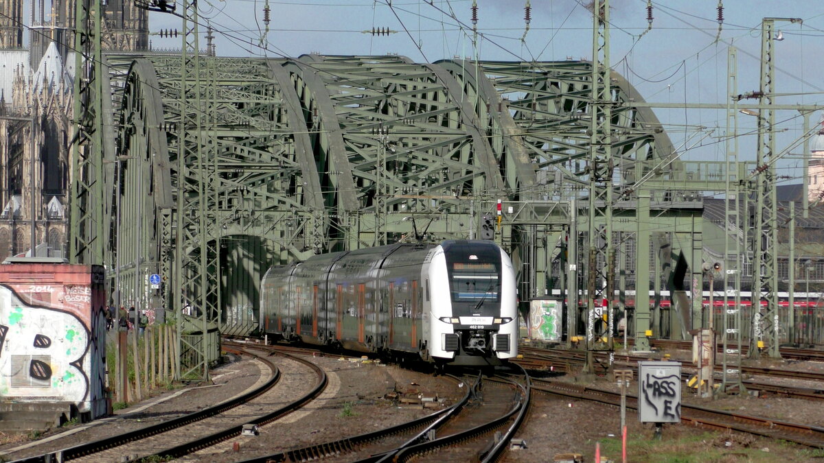 National Express 462 019 fährt als RRX der Linie RE1 nach Hamm(Westf) von Köln Hbf kommend in Köln Messe/Deutz ein. (09.04.2022)