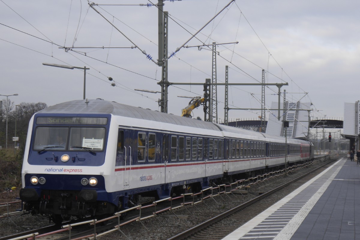 National Express einmal anders: Ersatzzug der RB 48 Wuppertal - Bonn, geschoben von MRCE-Lok 182 530 in Opladen (14.12.15).