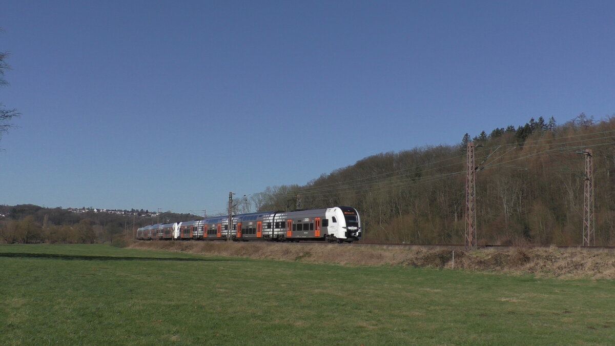 National Express fährt mit ihrem Desiro HC als Rhein-Ruhr-Express der Linie RE4 nach Aachen. Hier ist der Zug gerade zwischen Witten und Wetter(Ruhr) unterwegs. 