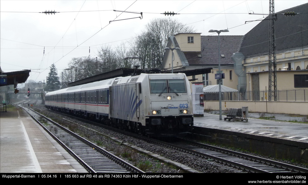 National Express hat auf der RB 48 nun Leihlok Nr.14 laufen. 185 662 mit RB 74363 Köln Hbf - Wuppertal-Oberbarmen in Wuppertal-Barmen bei Regenwetter.

Zugdaten von Ls. n. rs.D-TRAIN 50 80 80-35 173-9 Bnrdzf 483.1 + D-TRAIN 50 8031-34 413-0  ABnrz 417.6 + D-TRAIN 50 80 22 35 819-8 -Bnrd 450.3 + D-TRAIN 50 80 22-34160-8  Bnrd 451.1 + D-TRAIN 50 80 84-34 225-4  Bnrd 451.9 + 91 80 6185 663-2 D-LM