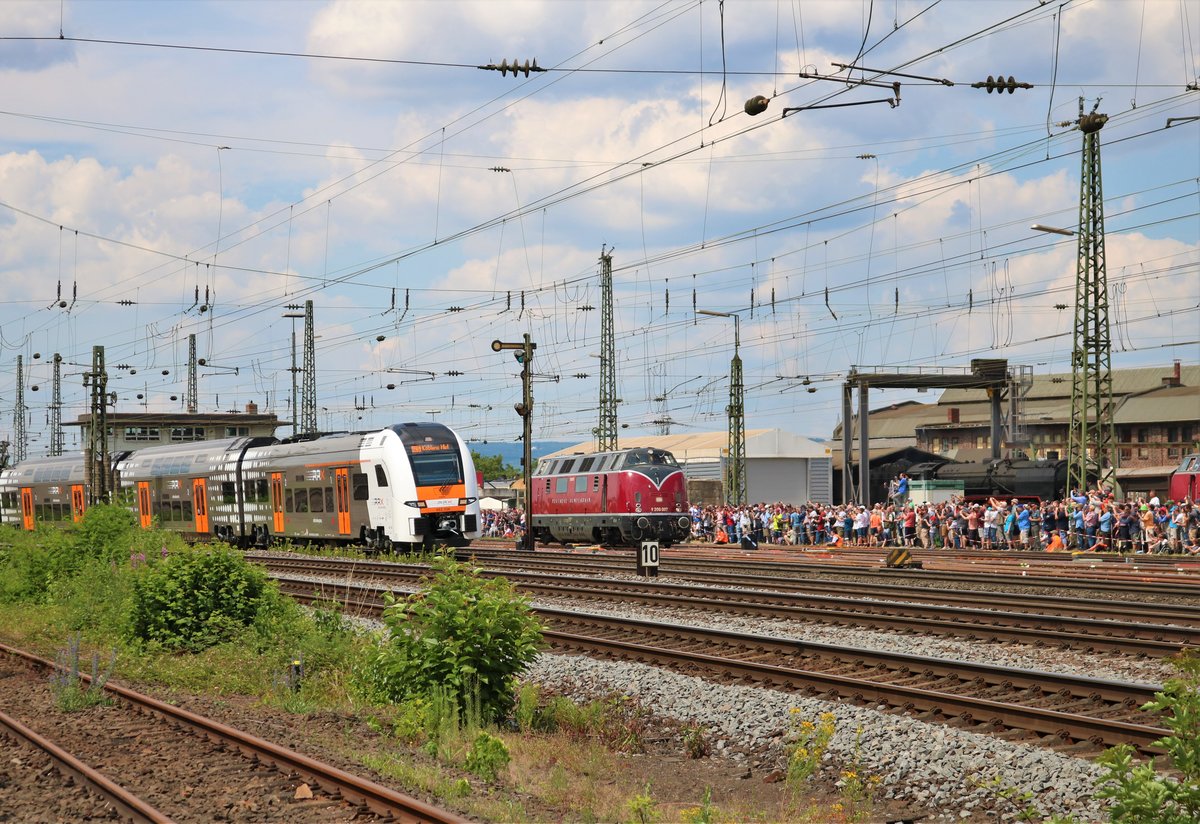 National Express/ Rhein Ruhr Express 462 026 trifft aus V200 007 beim Sommerfest im DB Museum Koblenz Lützel am 22.06.19. Von einen Gehweg aus fotografiert. Die Bundespolizei hat die Fotografen überwacht damit nichts passiert