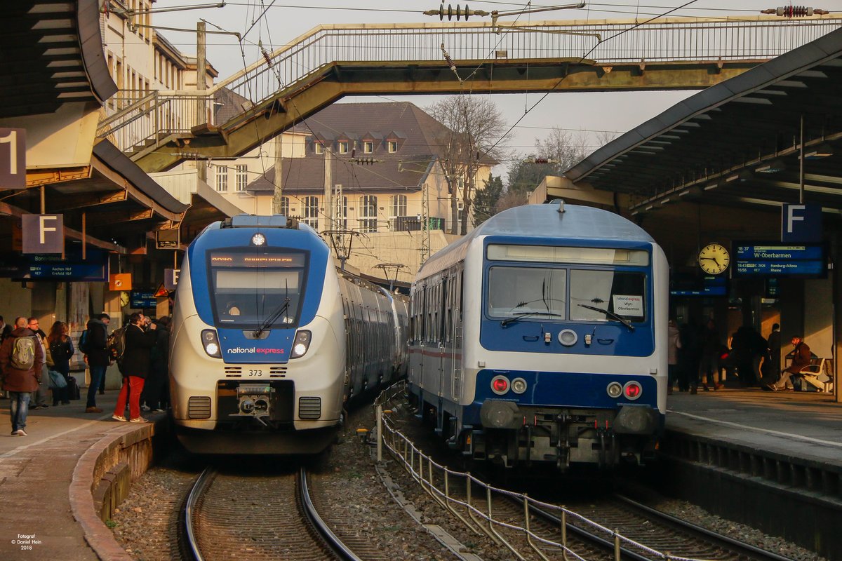 Nationalexpress 442 373 und rechts Ersatzzug RB48 in Wuppertal Hbf, am 20.02.2018.