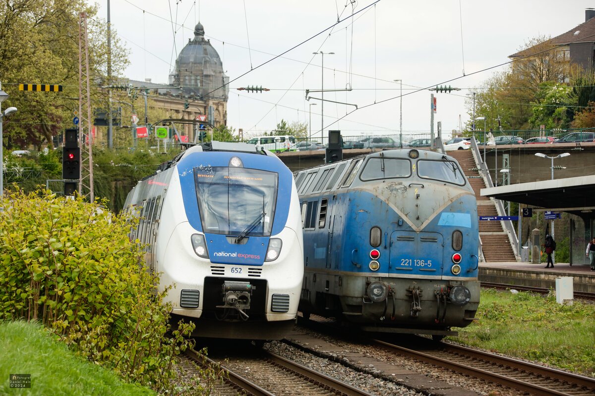 Nationalexpress 652 (442 652) als RB48 & 221 136-5 in Wuppertal, April 2024.