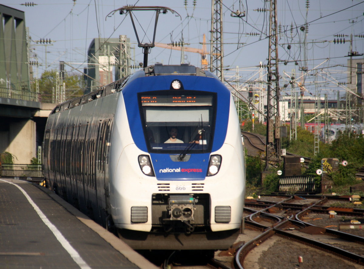 Nationalexpress 861 als RB48 von Wuppertal-Hbf nach Köln-Hbf und fährt in Köln-Messe-Deutz und hält in Köln-Messe-Deutz und fährt dann weiter in Richtung Köln-Hbf. 
Aufgenommen von Bahnsteig 7 in Köln-Messe-Deutz. 
Bei schönem Frühlingswetter am Abend vom 30.4.2017.