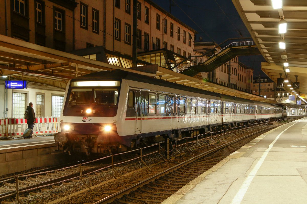 Nationalexpress Ersatzzug TRI mit Wittenberger Steuerwagen als RB48 in Wuppertal Hbf, am 13.12.2018.