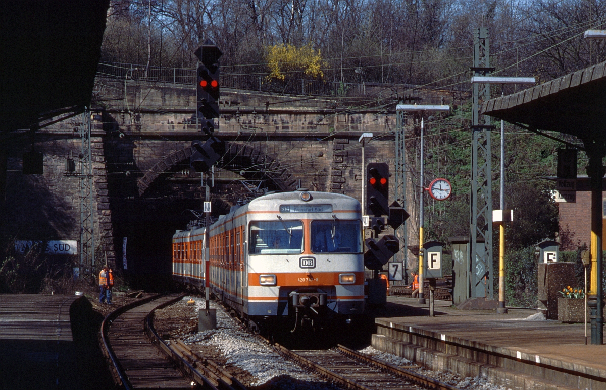 Natürlich darf auch der S-Bahn-Klassiker nicht fehlen : 420 747 verlässt als S14 von Wiesbaden über Frankfurt-Flughafen nach Frankfurt-Süd den Mainzer Tunnel (13.8.1994).