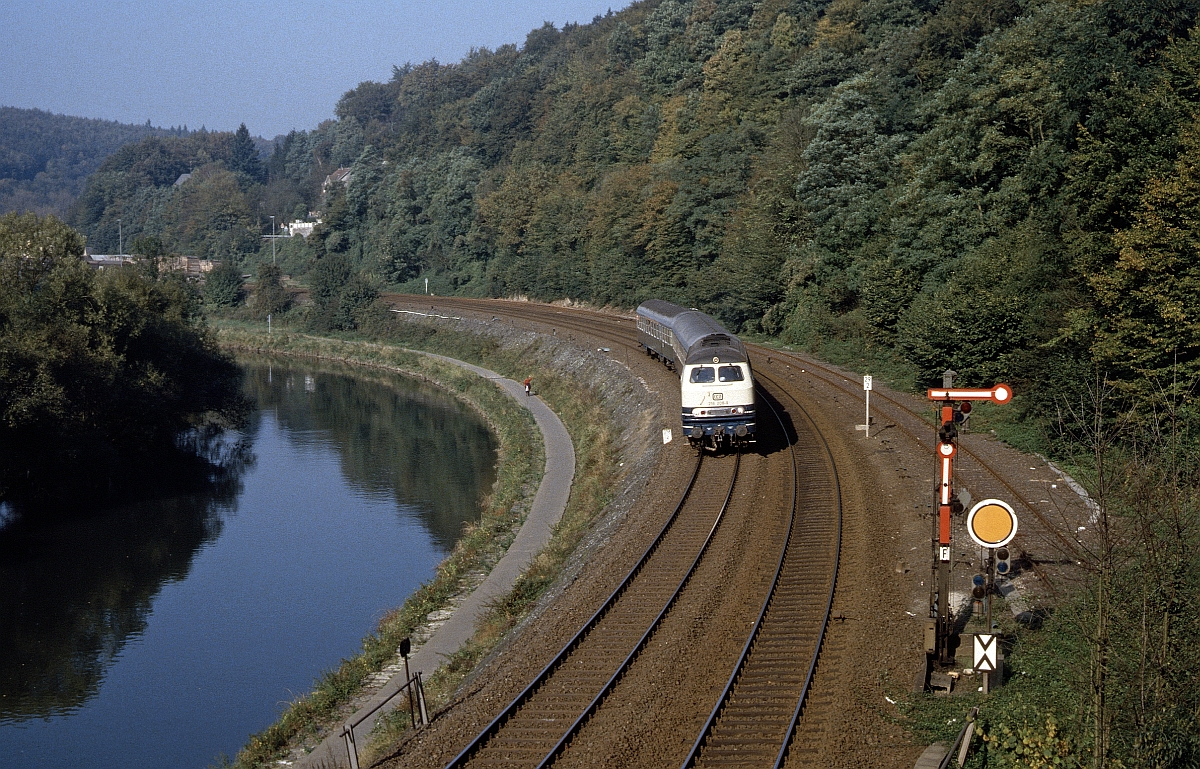 Natürlich gab es auch an der südlichen Einfahrt von Gräveneck eine attraktive  klassische  Formsignalkombination. 216 206 am 17.10.1984.