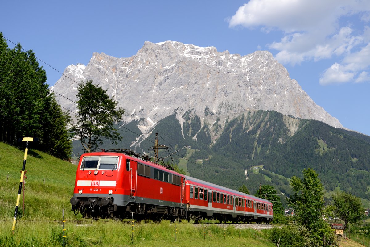 Natürlich stand am 08. Juni 2014 auch das klassische Außerfernbahn-Motiv auf dem Programm: 111 031 mit ihrer RB 5522 bei Leermoos vor dem eindrucksvollen Zugspitz-Massiv.