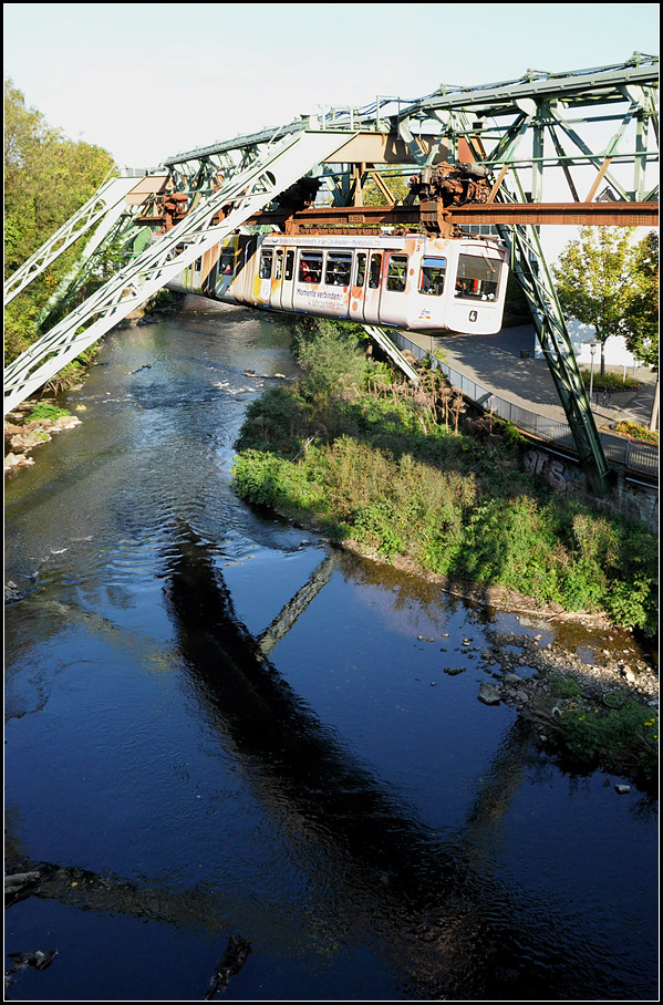 Natur und Technik -

Über der hier naturnah aussehenden Wupper schwebt eine einzigartiges Stadtverkehrsfahzeug.

04.10.2014 (J)

