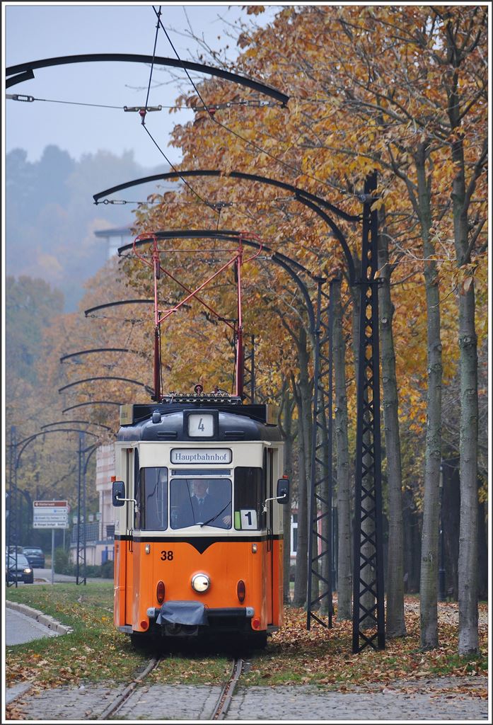 Naumburger Ringlinie 4 Wagen 38 am Theaterplatz. (26.10.2015)