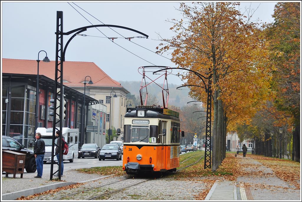 Naumburger Ringlinie 4 Wagen 38 am Theaterplatz. (26.10.2015)