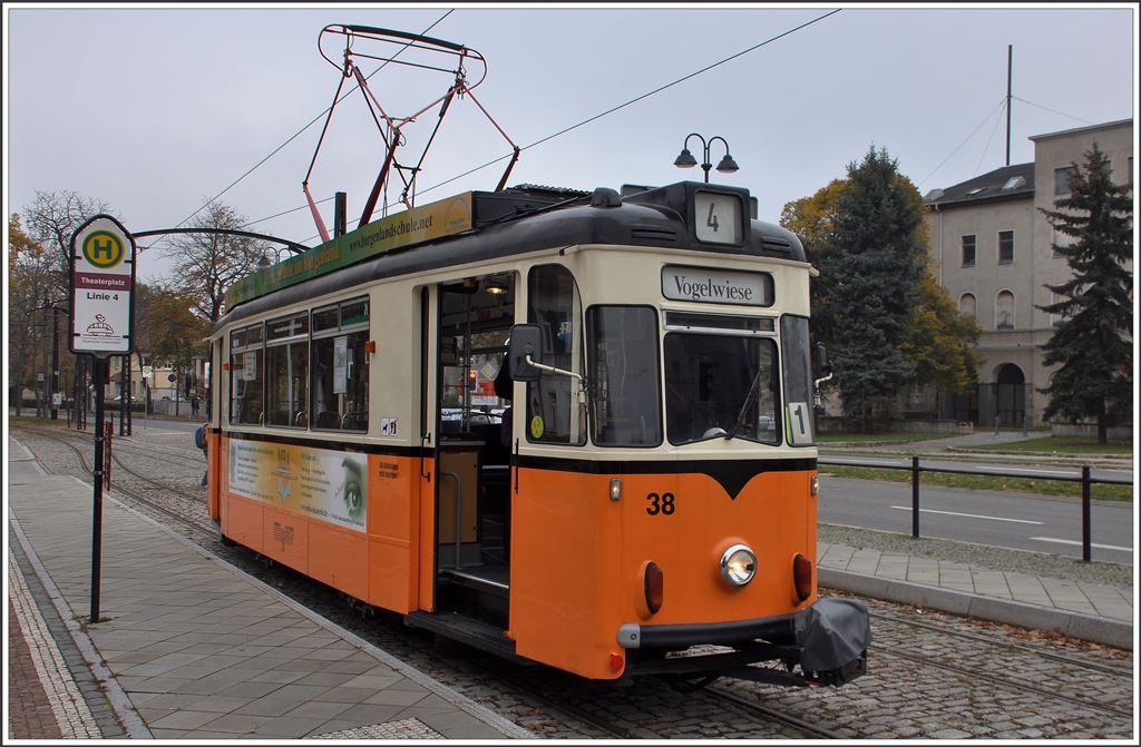 Naumburger Ringlinie 4 Wagen 38 am Theaterplatz. (26.10.2015)