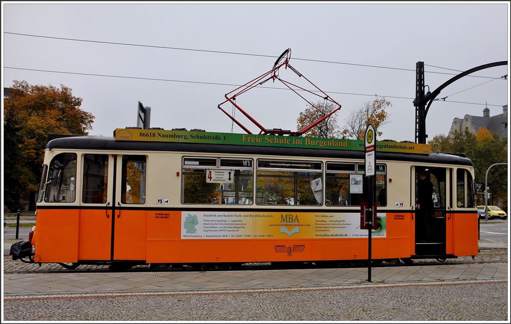 Naumburger Ringlinie 4 Wagen 38 am Theaterplatz. (26.10.2015)