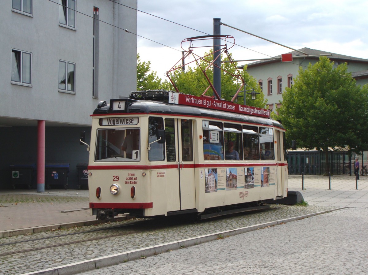 Naumburger Straßenbahn: 28.08.2011 - Triebwagen 29, Typ  Lowa , Bj. 1955, renoviert 2009/2010 mit 22 Sitzplätzen, auf Linie 4 Richtung Vogelwiese an der Endstelle Bahnhof Naumburg.