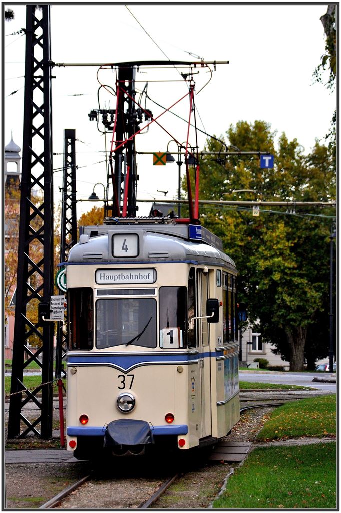 Naumburger Strassenbahnwagen Nr 37 ist an diesem Tag im Einsatz. (24.10.2015)