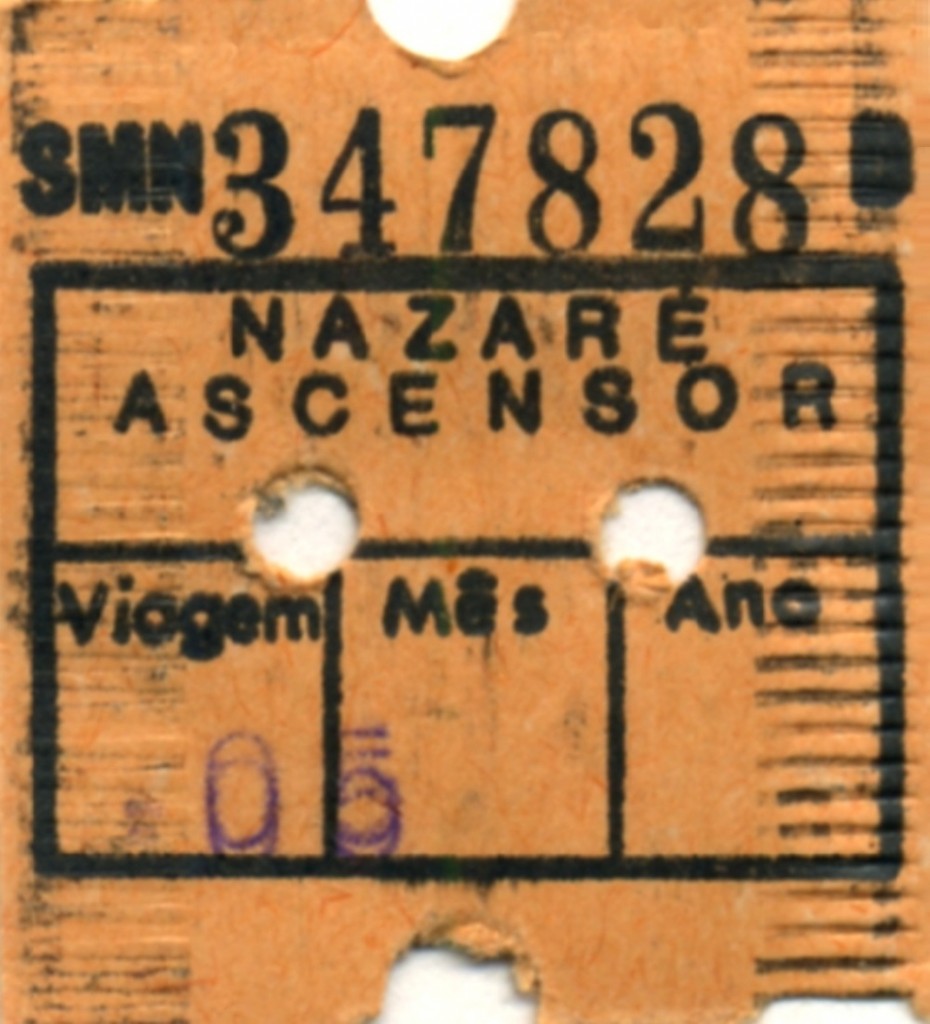 NAZARÉ (Distrikt Leiria), August/September 1985, Einzel-Ticket für den Ascensor de Nazaré, einer Zahnradbahn, die auf einer 318 Meter langen Strecke mit einer Steigung von 42 % einen Höhenunterschied von 110 Metern überwindet -- Fahrkarte eingescannt