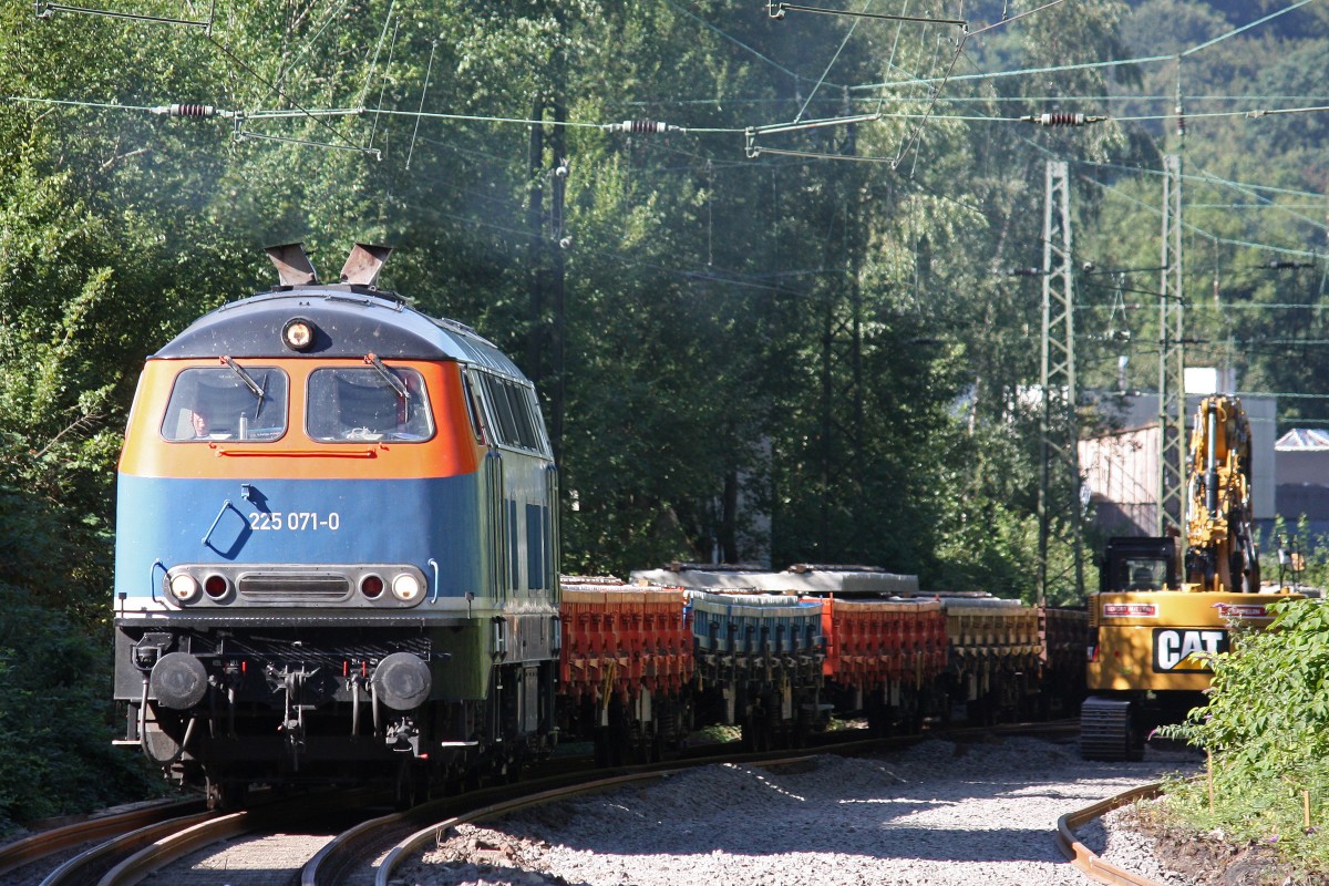 NbE Rail 225 071 am 5.8.13 mit einem Schwellenzug bei Bauarbeiten auf der S6 in Essen-Werden.