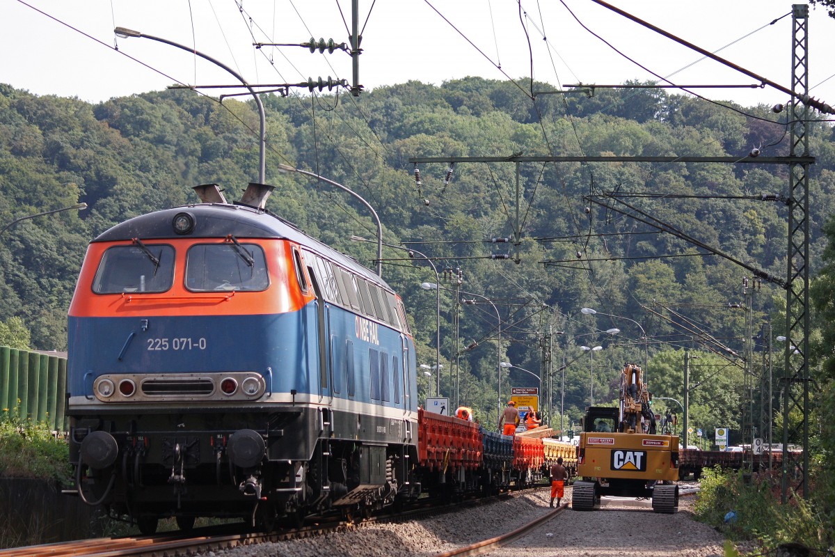 NbE Rail 225 071 am 5.8.13 mit einem Schwellenzug bei Bauarbeiten auf der S6 in Essen-Werden.