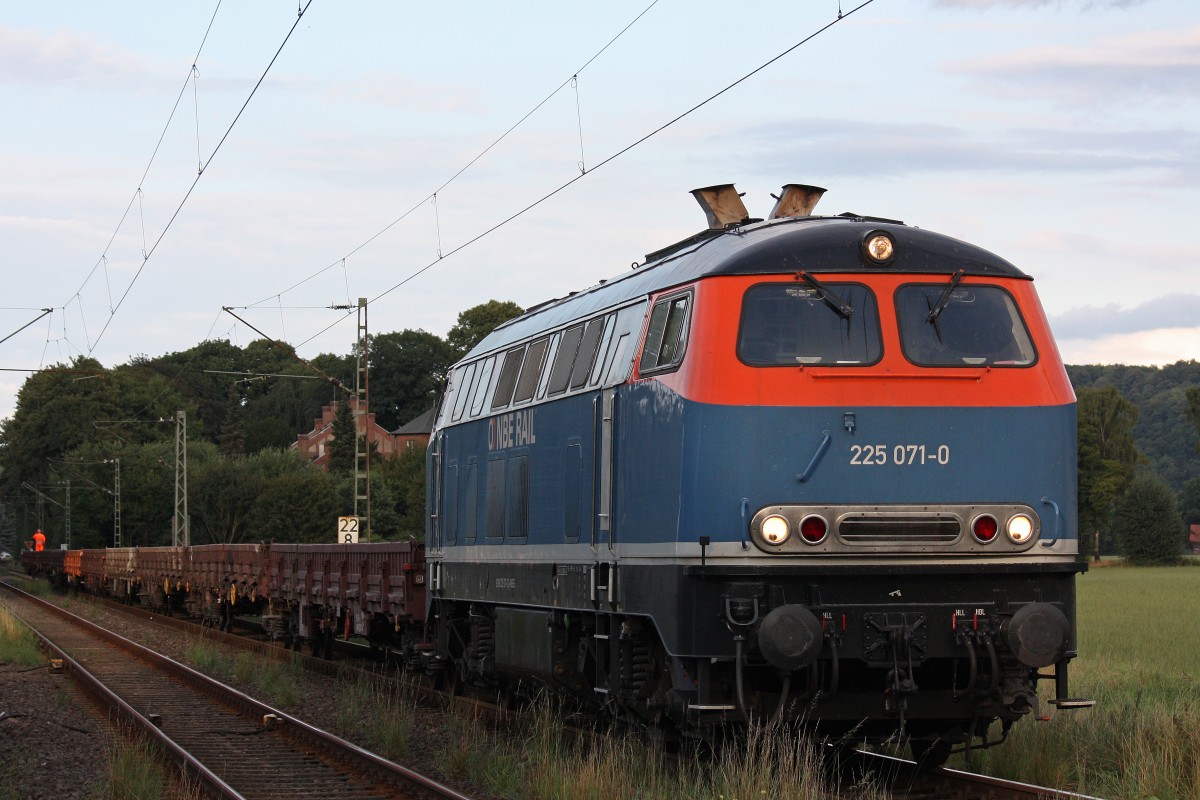 NbE Rail 225 071 schiebt am 19.8.13 ihren Bauzug nach Essen-Werden.
Hier zwischen Essen-Kettwig und Essen-Werden.